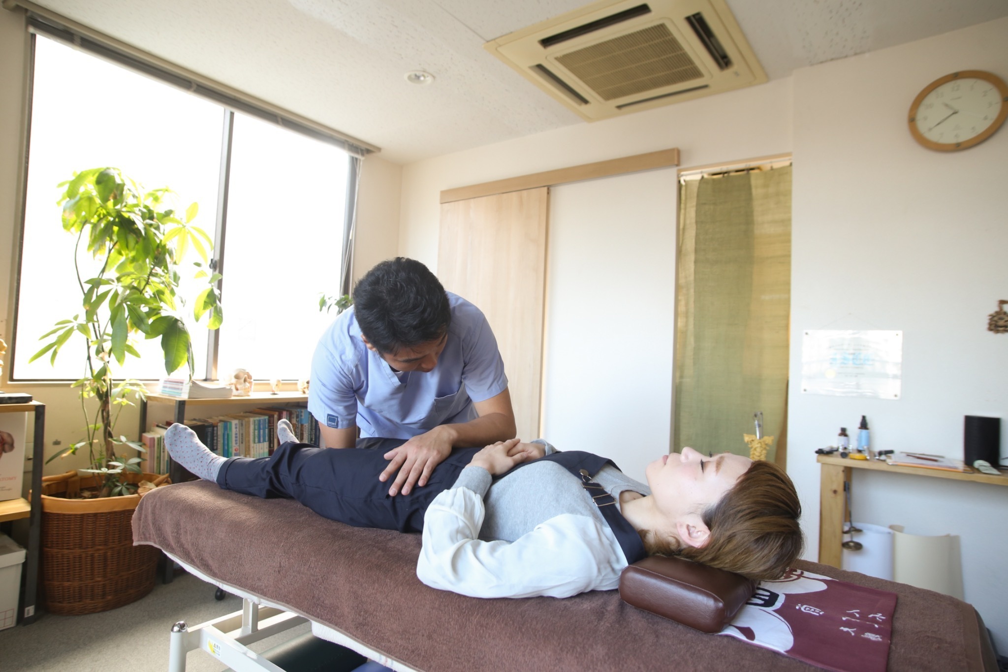 明るい施術室での施術