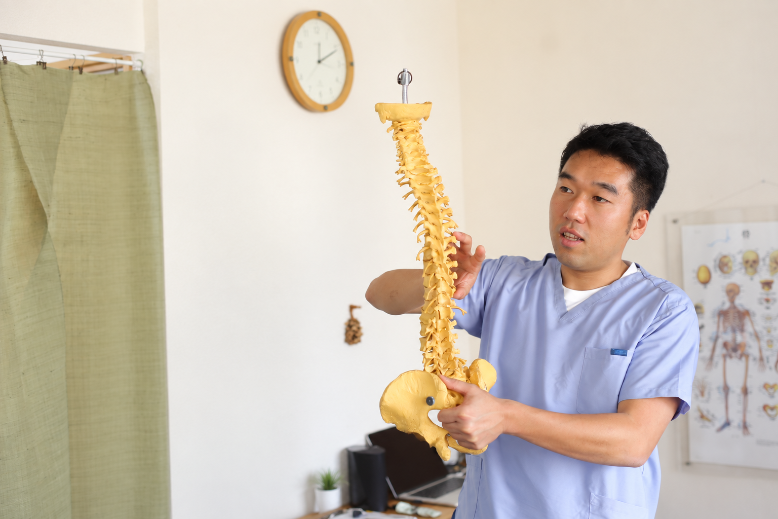 背骨模型を使って説明する烏丸カイロプラクティックセンター代表・施術担当 平野秀一